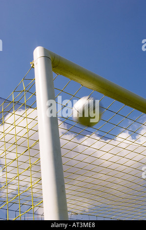 Pallone da calcio battenti in alto angolo di obiettivo Foto Stock