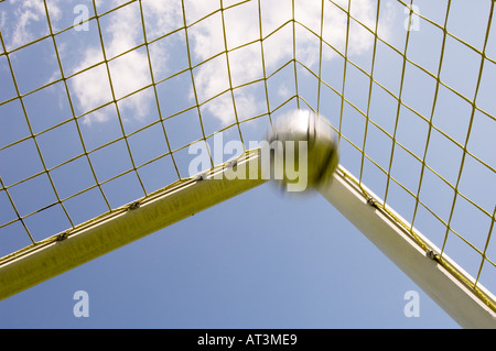 Pallone da calcio battenti in alto angolo di obiettivo Foto Stock