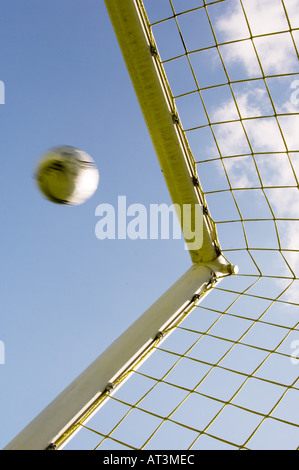 Pallone da calcio battenti in alto angolo di obiettivo Foto Stock