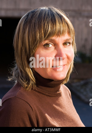Modello rilasciato ritratto di una donna attraente in città vestiti Foto Stock