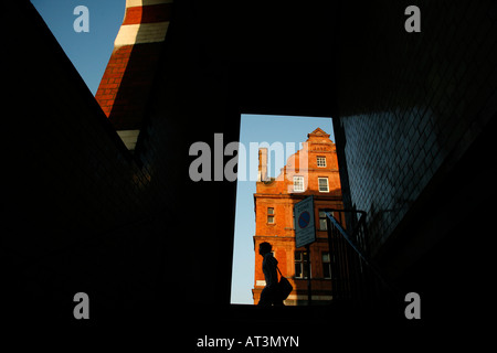 Pedone stagliano Rosebery Avenue, Clerkenwell, Londra Foto Stock