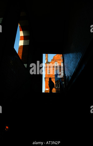 Pedone stagliano Rosebery Avenue, Clerkenwell, Londra Foto Stock