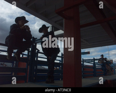 A Tucson Rodeo riders arrivare preparati per la concorrenza sotto gli stand Foto Stock