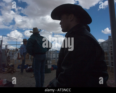 A Tucson Rodeo riders arrivare preparati per la concorrenza sotto gli stand Foto Stock