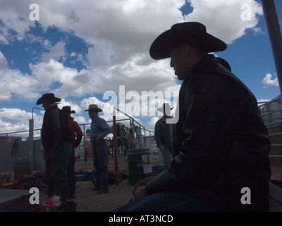 A Tucson Rodeo riders arrivare preparati per la concorrenza sotto gli stand Foto Stock