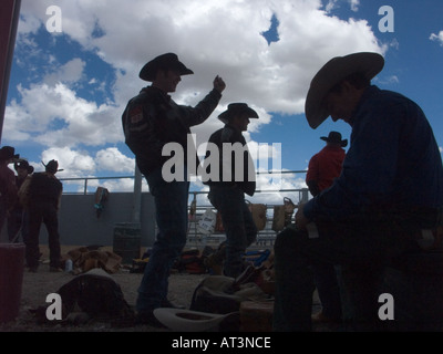 A Tucson Rodeo riders arrivare preparati per la concorrenza sotto gli stand Foto Stock