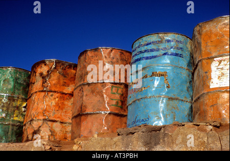 Dipinto luminosamente i fusti di olio, porto di Mopti, Mali, Africa occidentale Foto Stock