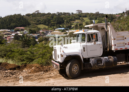 Costa Rica Santa Elena americano grande Mack carrello utilizzato nello sviluppo di nuovi Tourist hotel Foto Stock