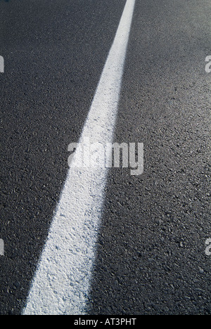 Striscia dipinta di bianco sul lato della strada, Ambler Pennsylvania USA Foto Stock