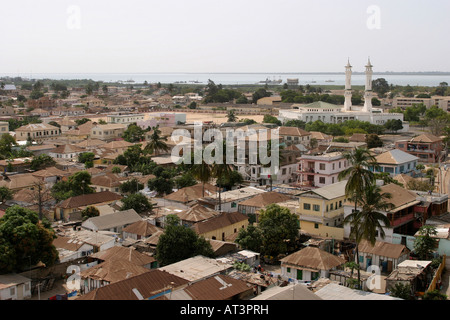 La Gambia Banjul vista in elevazione della città e del fiume verso King Fahad moschea Foto Stock