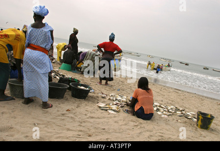 La Gambia Gunjur abitanti di un villaggio di pesca in attesa del ritorno di barche Foto Stock