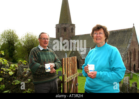 Regno Unito Herefordshire Grosmont John e Helen Marshall davanti alla chiesa Foto Stock