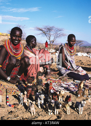 Samburu Le donne con artefatti offerti in vendita ai turisti Samburu Riserva nazionale del Kenya Africa orientale Foto Stock