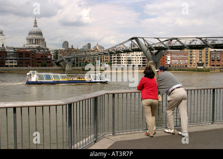 Regno Unito Londra Millennium Ponte sul Fiume Tamigi vicino alla Cattedrale di St Paul Foto Stock
