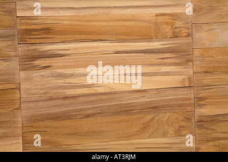 A una fila di piccoli parquet di legno di dimensioni delle lastre di golden incompiuto di pavimenti in teak Foto Stock