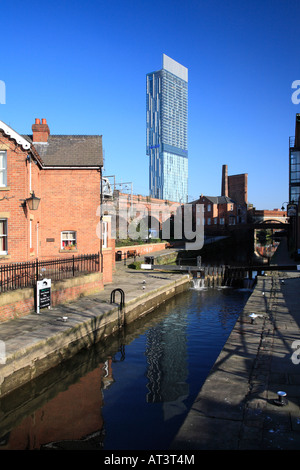 Il Beetham Tower e il Duca di blocco sul canale di Rochdale, Manchester, Inghilterra, Regno Unito Foto Stock