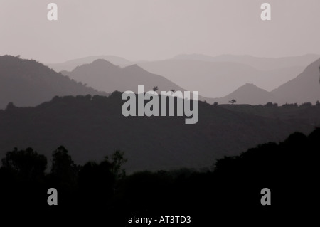 Vista colline Arivalli da città Palace Udaipur Rajasthan in India Foto Stock