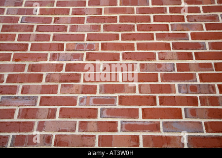 Rosso uniforme la parete in mattoni con cemento bianco tra. Foto Stock
