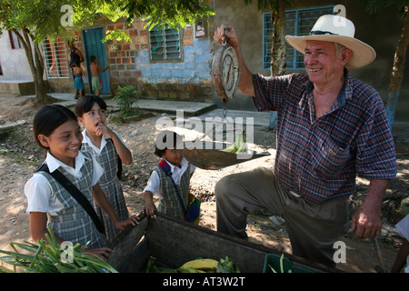 Gli allievi con un venditore di banane a wellknown prodotto di esportazione della Colombia Foto Stock