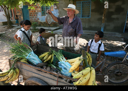 Gli allievi con un venditore di banane a wellknown prodotto di esportazione della Colombia Foto Stock