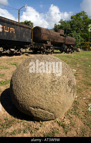 Costa Rica Palmar Sur antica pre colombiana sfera nella parte anteriore del vecchio locomotore ferroviario Foto Stock