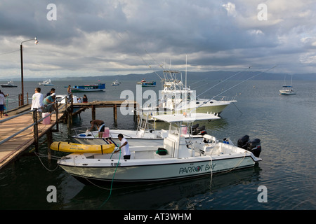 Costa Rica Osa Peninsula Puerto Jimenez molo pubblico sport barche da pesca ormeggiate a fine giornata Foto Stock