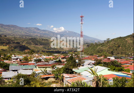 Costa Rica Orosi Village e la valle sottostante vulcano attivo Turrialba Foto Stock