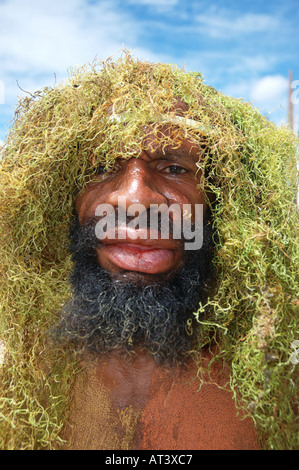 Moss uomo capo tribale anziano leader grande uomo Goroka show cantare cantare PNG Foto Stock