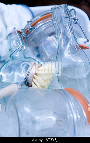 Smalto lavaggio fino ciotola e vetreria. Foto Stock