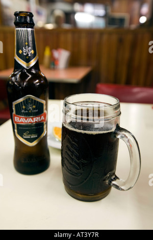 Costa Rica cibo e bere un bicchiere di Baviera fredda birra scura sul tavolo bar Foto Stock
