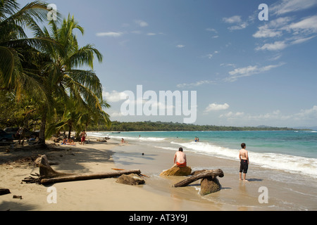 Costa Rica Costa Caraibica Manzanillo persone relax su orlata di palme spiaggia principale Foto Stock