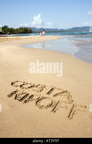 Costa Rica Costa Caraibica parole Costa imbroglio scritto nella sabbia sulla spiaggia Foto Stock