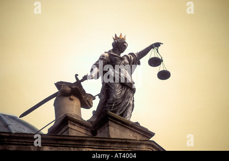 Statua di giustizia al di sopra Guildhall Bath Inghilterra Foto Stock