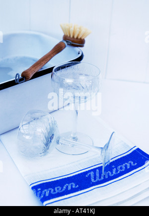 Per lavare i bicchieri e essiccazione su un tradizionale lino canovaccio Foto Stock