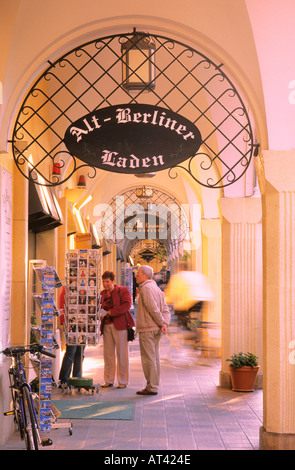 Negozio di souvenir nella parte vecchia di Berlino Märkisches Ufer Berlino Germania Foto Stock