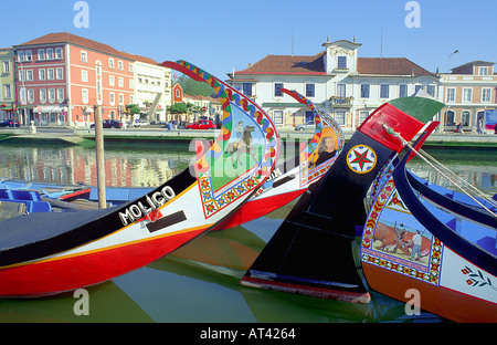 Tipiche barche Moliceiros chiamato l'ancoraggio al canale centrale in Aveiro, Aveiro, Portogallo Foto Stock