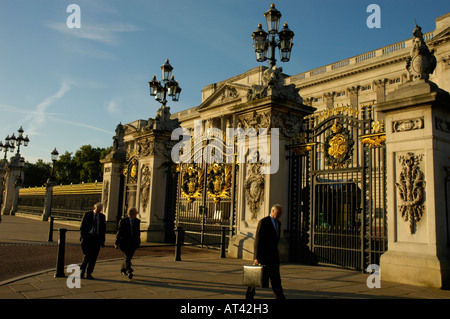 Vista laterale frontale del Buckingham Palace e passando i " commuters " London REGNO UNITO Foto Stock