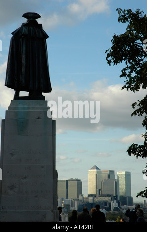 Vista di Docklands e da Canary Wharf da Greenwich Park con la statua di James Wolfe in primo piano Foto Stock