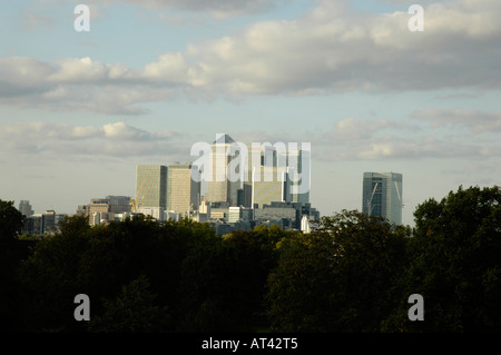 Vista di Docklands e da Canary Wharf sopra gli alberi da Greenwich Park London Inghilterra England Foto Stock
