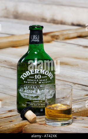 Tobermory single malt whisky, Tobermory Distillery, Isle of Mull, Ebridi Interne, Scozia. Apertura del flacone e un bicchiere di vetro Foto Stock