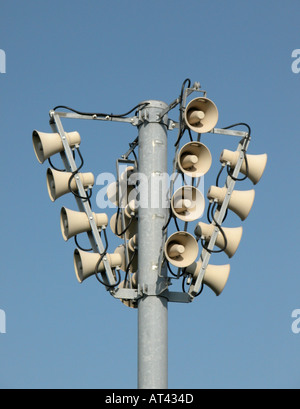 Sistema tannoy contro un cielo blu Foto Stock