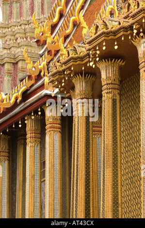 Mosaico incrostati di parete del Phra Mondop library basandosi sui motivi del Grand Palace a Bangkok in Tailandia Foto Stock