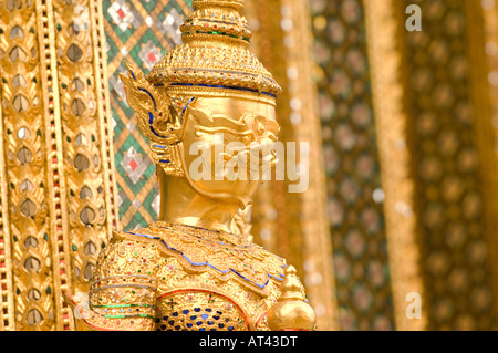 Mitico bestia statua custodendo il Phra Mondop library basandosi sui motivi del Grand Palace a Bangkok in Tailandia Foto Stock