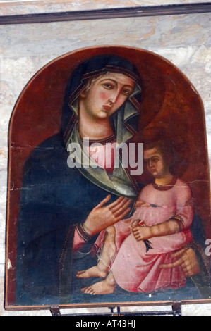 Immagine della Vergine Maria all'interno di una chiesa sulla piazza Buonamici, Pisa, Italia. Foto Stock