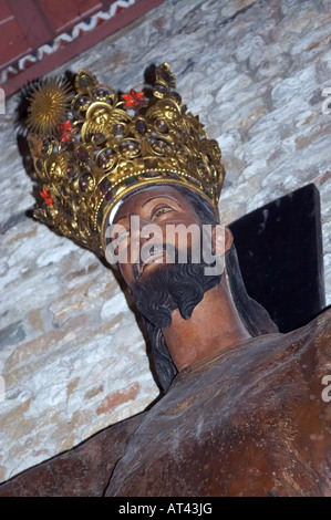 Croce all'interno di una chiesa sulla piazza Buonamici, Pisa, Italia. Foto Stock