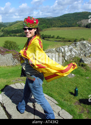 Backpacker vestita come una regina a Dunadd Fort appena a sud della città di Oban Scozia Scotland Foto Stock