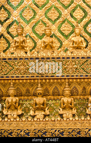 Mosaico incrostati di parete del Phra Mondop library basandosi sui motivi del Grand Palace a Bangkok in Tailandia Foto Stock