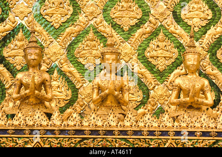 Mosaico incrostati di parete del Phra Mondop library basandosi sui motivi del Grand Palace a Bangkok in Tailandia Foto Stock