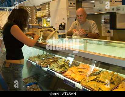 Una signora acquisto di pesce da uno stallo nella Vieux Port Marche (porto vecchio mercato) sul Quai Saint Andre nella città di Québec, Canada Foto Stock