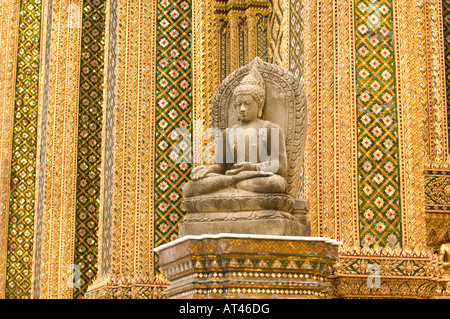 Mosaico incrostati di parete del Phra Mondop library basandosi sui motivi del Grand Palace a Bangkok in Tailandia Foto Stock